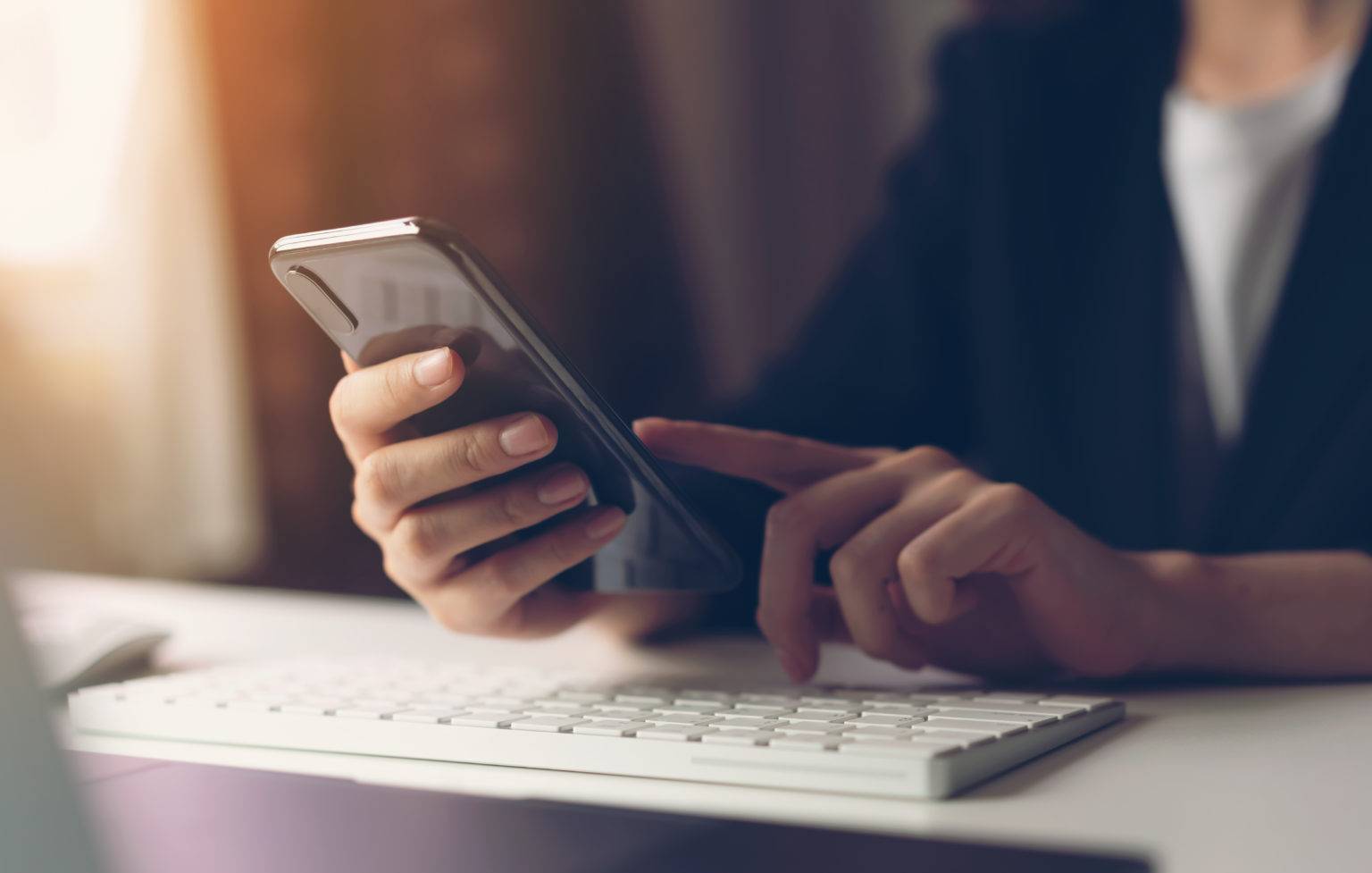 woman using smartphone 1 scaled